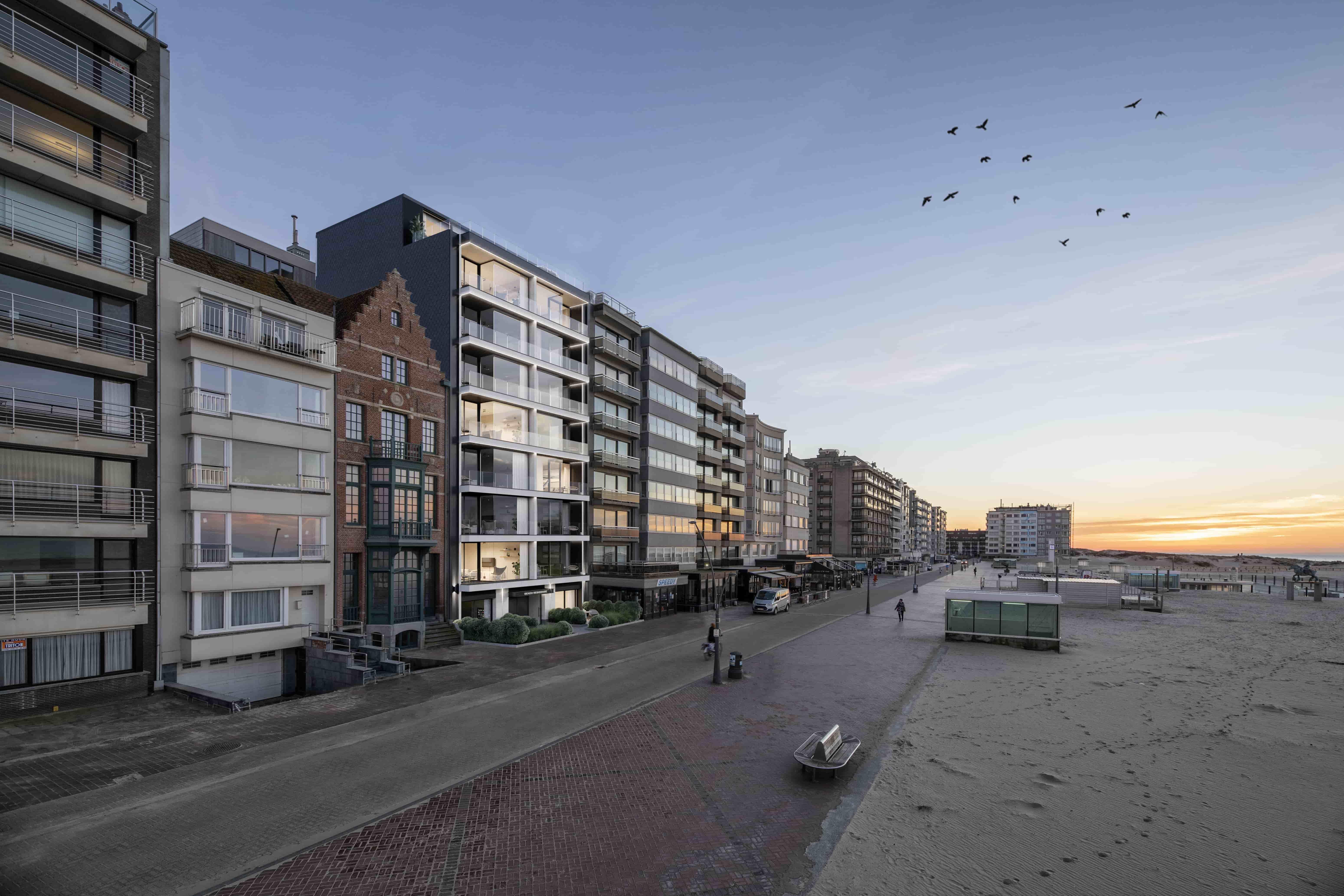 Zeedijk Oostduinkerke met appartementsgebouwen