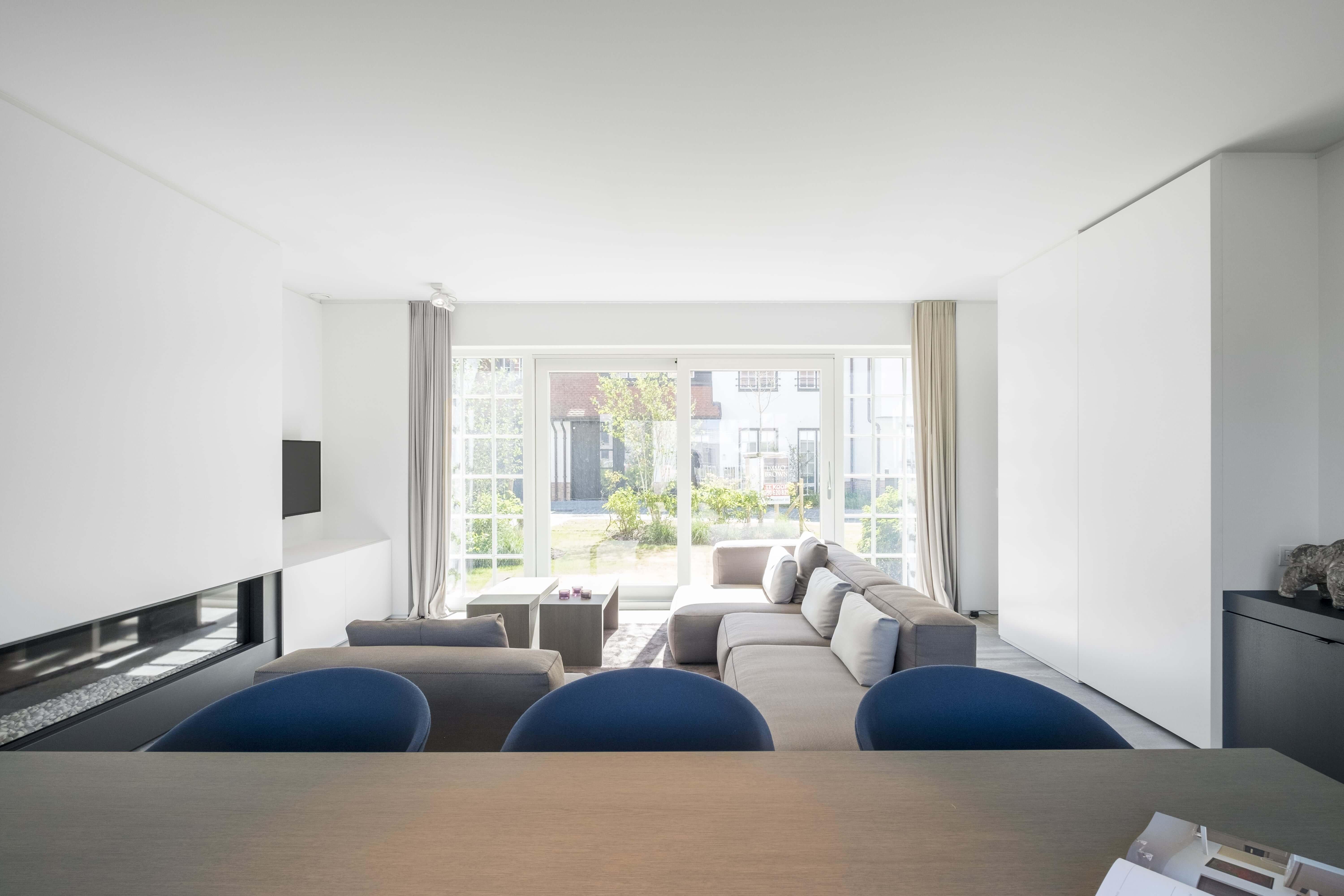 Binnenkant woonkamer huis met zetel en tafel