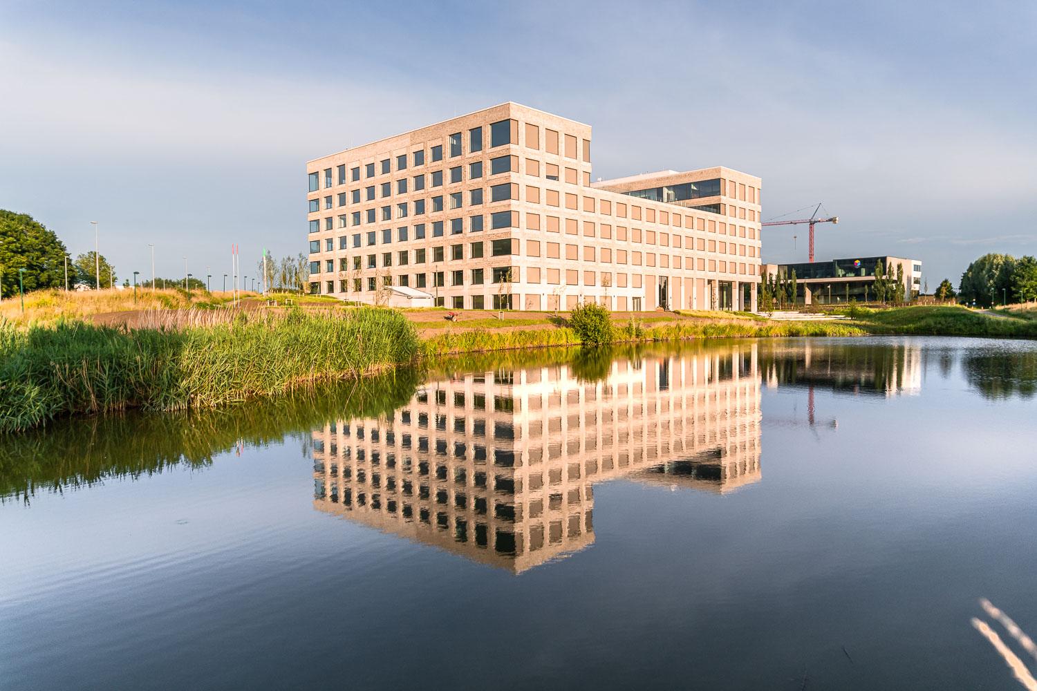 Kantoorgebouw Kortrijk Business Park aan het water