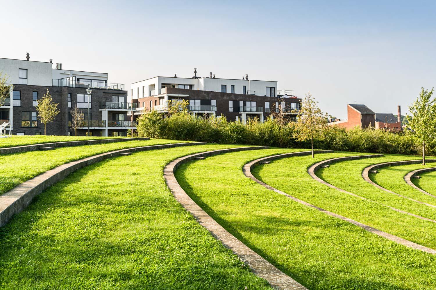 Parktuin met appartementen De Stadstuin op achtergrond